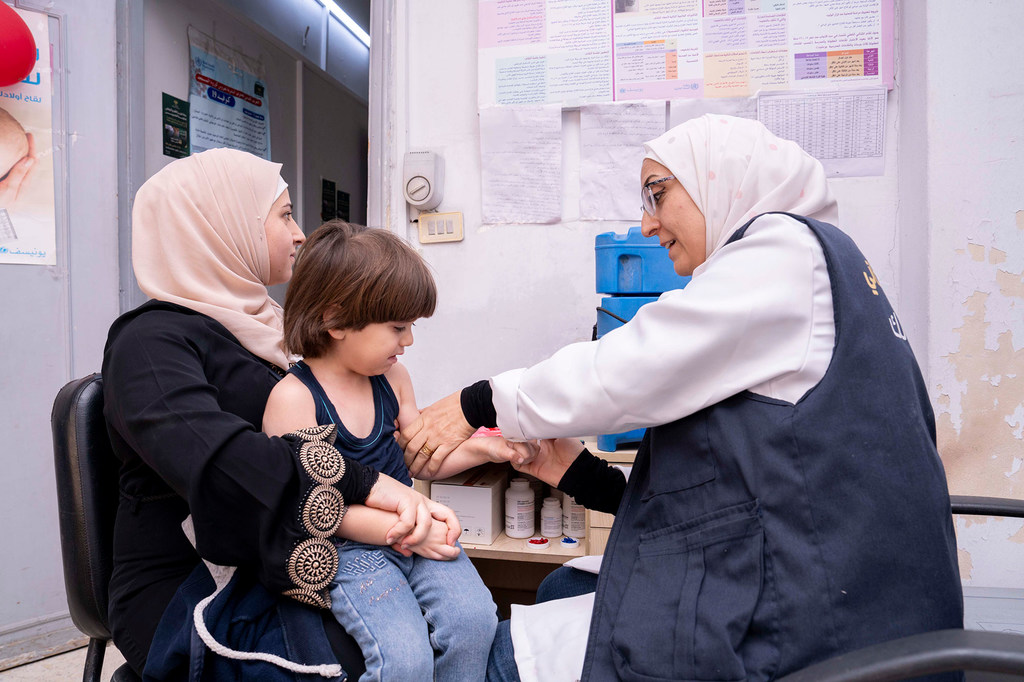 طفل سوري يتلقى تطعيما في مركز صحي ضمن حملة وطنية للتحصين في ريف دمشق في أواخر 2025.